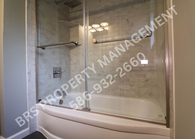 Building Photo - Move-In Ready 2BD Apt – Walk to Downtown R...