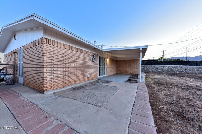 Building Photo - 4909 Winthrop Dr