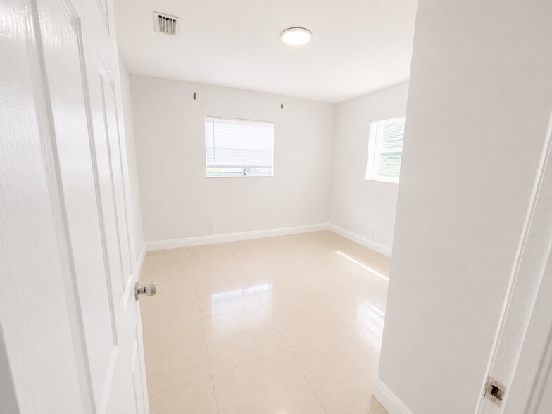 Building Photo - 1306 S 29th Ave