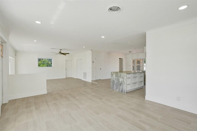 Building Photo - 4200 NE 15th Ave