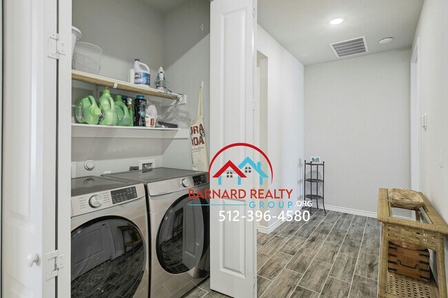 Building Photo - Available Now: Beautiful Home in Kissing Tree
