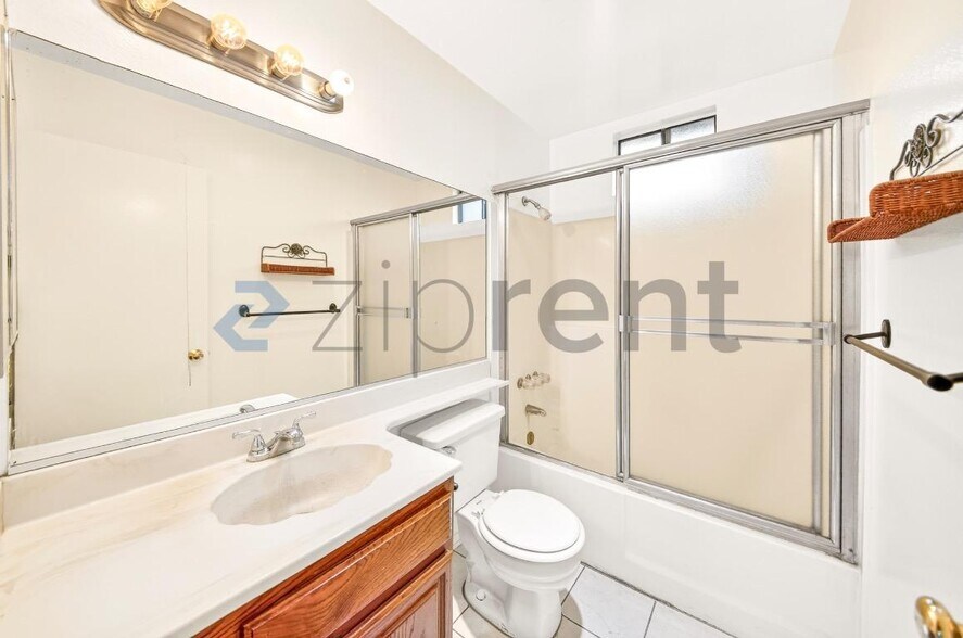 Building Photo - 1004 E Garfield Ave