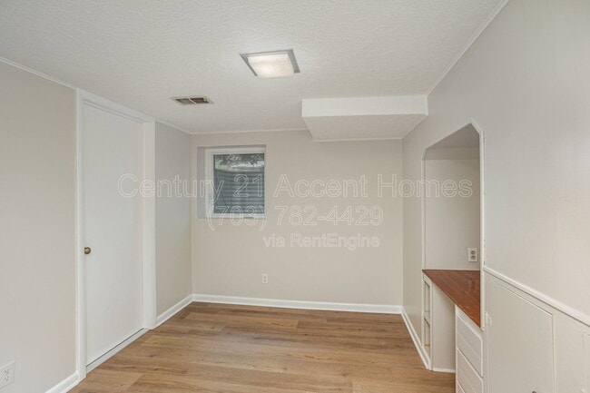 Building Photo - 3233 Holly Hill Dr