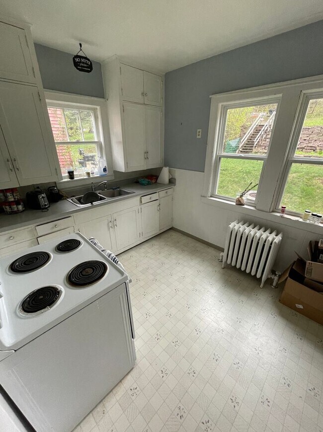 Building Photo - 2021-2023 E 6th St