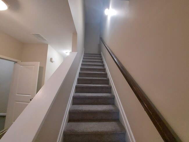 Building Photo - Newly Renovated Beautiful Townhome for Ren...