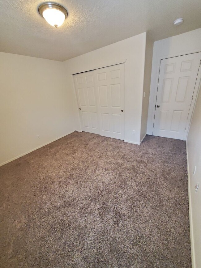 Building Photo - 3 bed 2 bath 1800 sq ft in Huning Ranch!