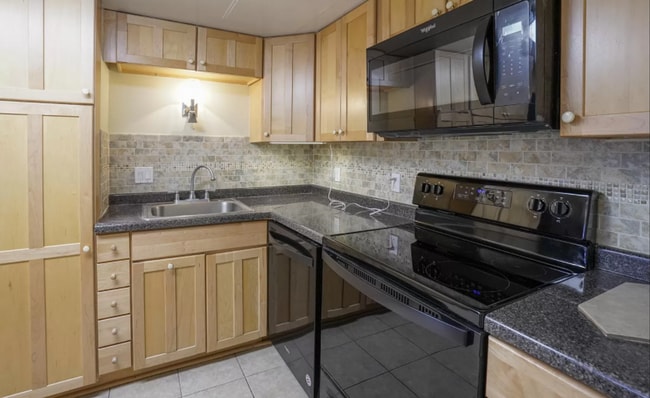 Primary Photo - 3 Bedroom, 2 Bathroom Condo in Downtown!