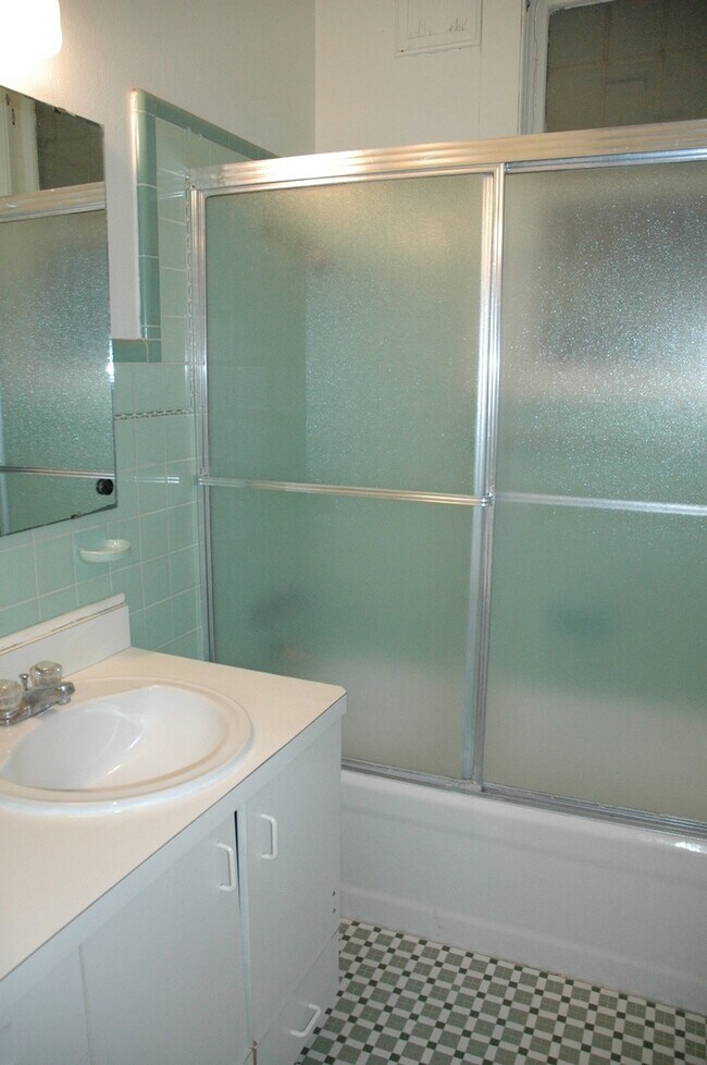 Building Photo - Perfect 3 Bedroom, 2 Bathroom House -- Walk to UF!