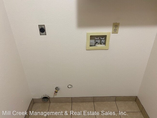 Building Photo - 3 br, 2 bath House - 1035 S. Regina