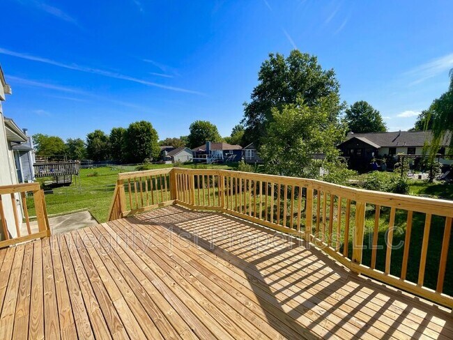 Building Photo - 905 SW Foxtail Dr