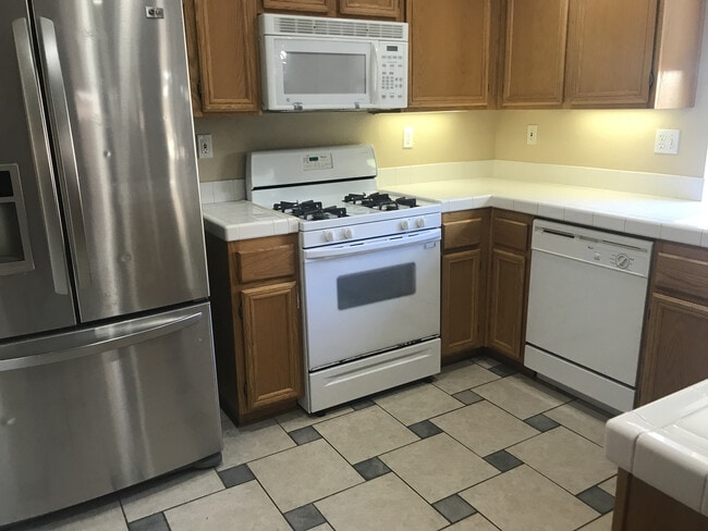 Building Photo - ***Move in Special $1000*** Oceanside Great Location 3 Bedroom Home!