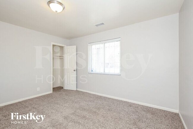 Building Photo - 812 E Las Palmaritas Dr