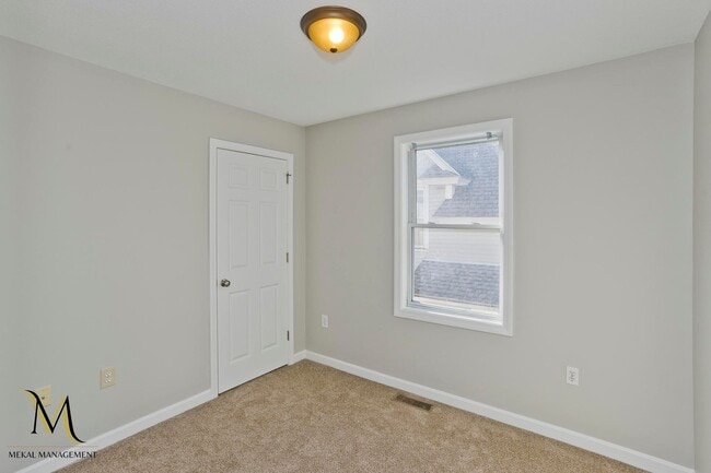 Building Photo - Newly Renovated Duplex Apt | All New Appliances + Off Street Parking