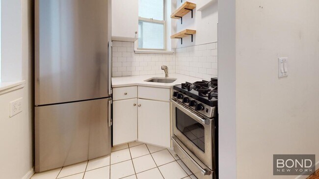 Building Photo - 214 E 85th St