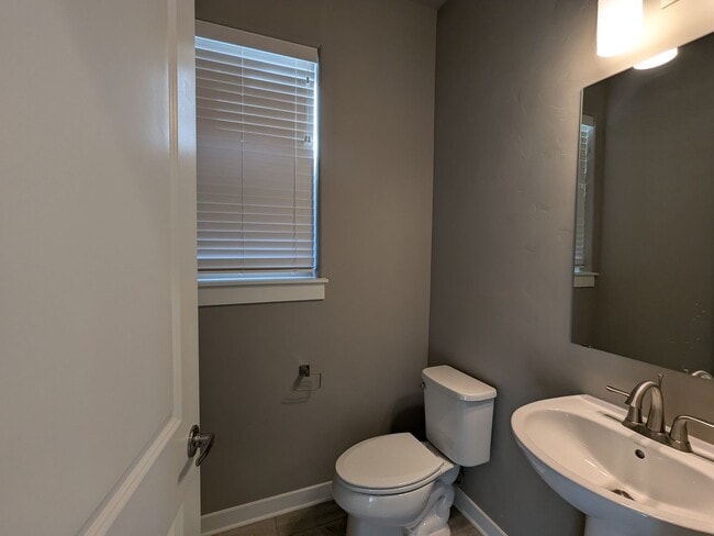 Building Photo - Newer 3 bedroom plus Den and Amenities in The Bridges