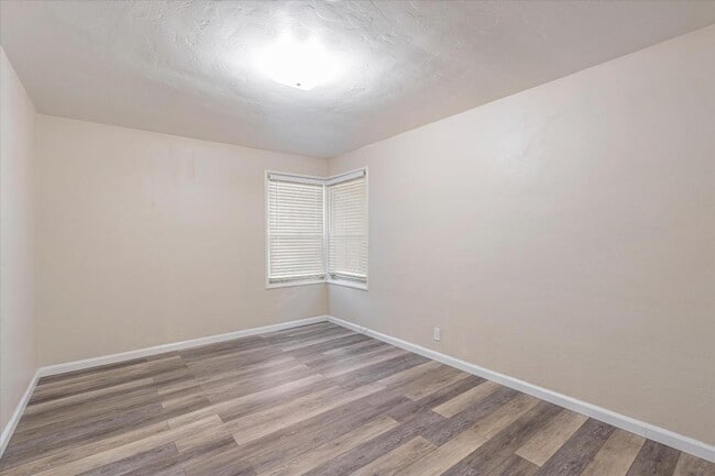 Building Photo - 2036 Center Rd