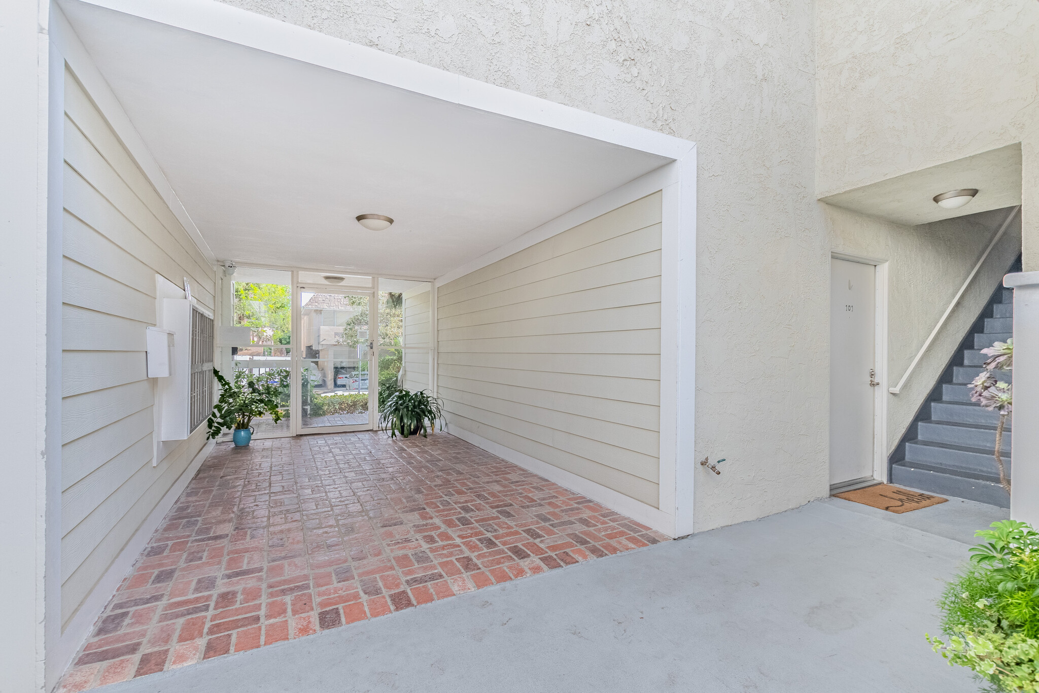 Building Photo - 1535 Granville Ave