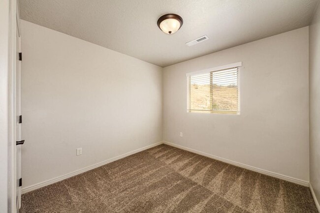 Building Photo - Beautiful Fossil Hills END UNIT!!