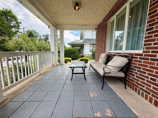 Building Photo - Stunning 4-Bed/2-Bath Home in the heart of Lansdowne! Available First Week of September!