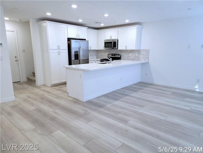 Building Photo - BRAND NEW 3 BED, 2.5 BATH TOWNHOME IN NW L...