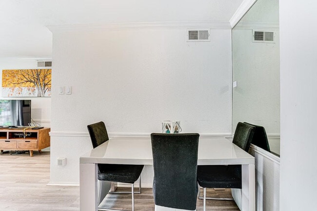 Building Photo - 10228 Regal Oaks Dr