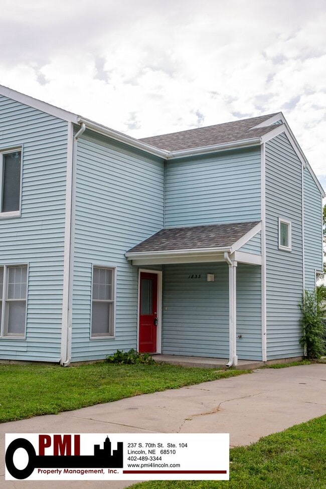 Building Photo - 3 Bedroom and 1.5 bathroom Duplex Coming S...