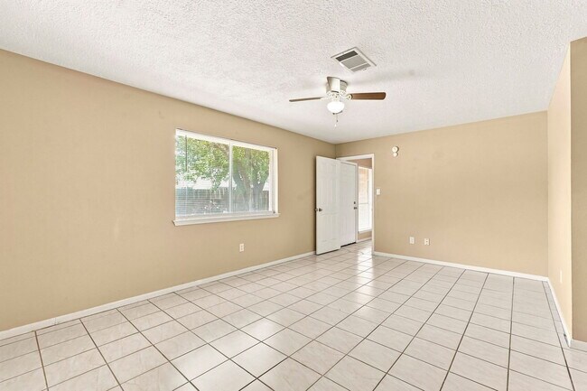 Building Photo - 703 Conestoga Cir