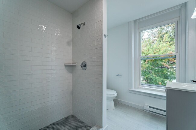 Building Photo - 522 Elm St