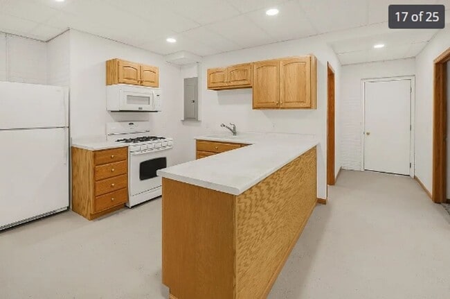 Building Photo - Newly Remodel 3 bed house - Rent $3k per m...