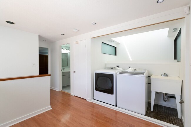 Building Photo - 3 Bedroom, 2.5 Bathroom Home with Photovol...