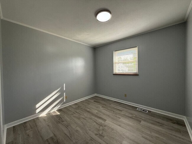 Building Photo - 3 Bedroom 1.5 Bathroom Home Located in Greeneville, TN