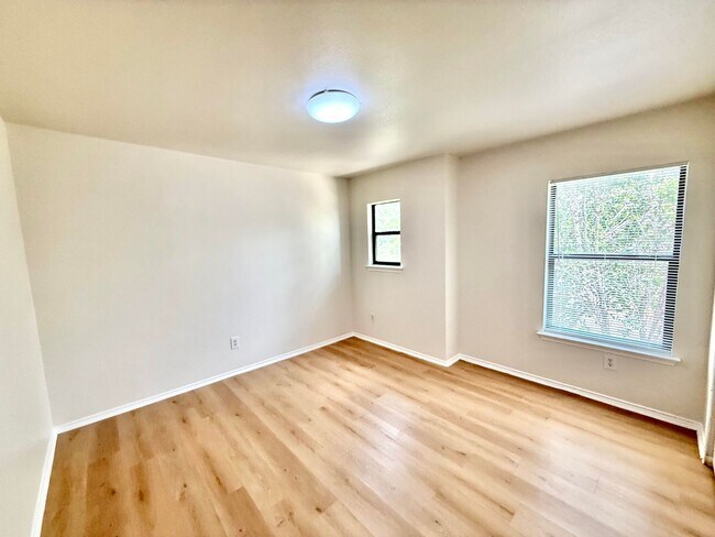 Building Photo - House in SE Austin Near Airport and Tesla!