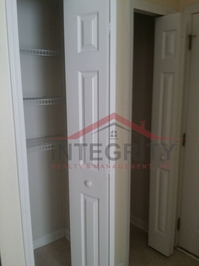 Building Photo - 2 bed/2 bath townhome in Timothy Landing