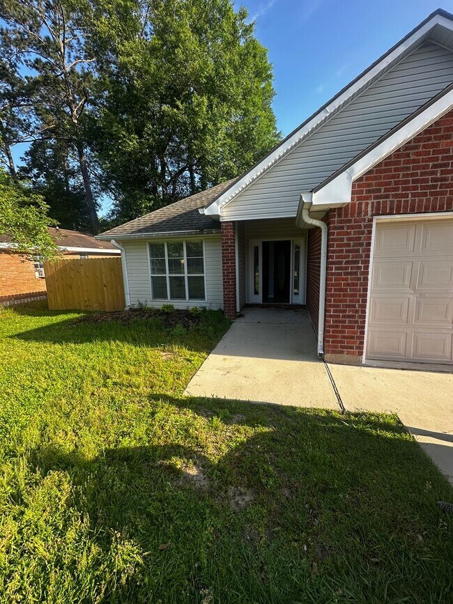Building Photo - Quiet Neighborhood Living