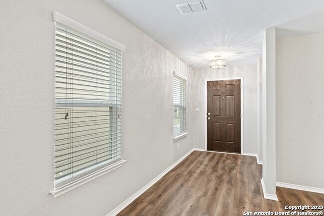 Building Photo - 3 Bedroom/2 Bath Silver Canyon Subdivision