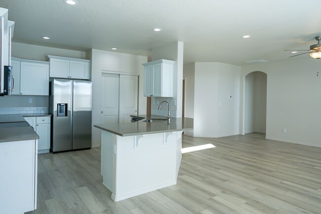 Building Photo - Charming and Exceptionally Clean, 3 Bedroom
