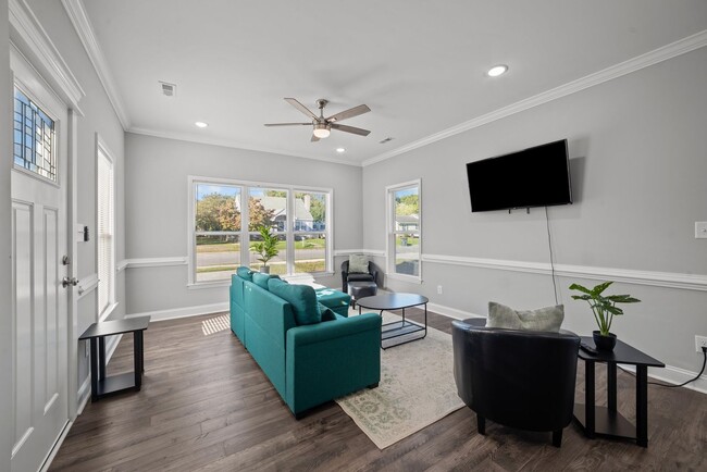 Building Photo - 2 Bedroom, 2.5 Bath Modern Duplex - Walkin...