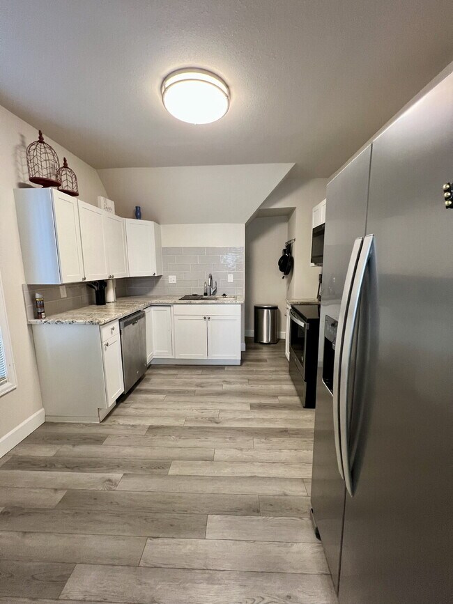 Building Photo - Short-term furnished apartment!