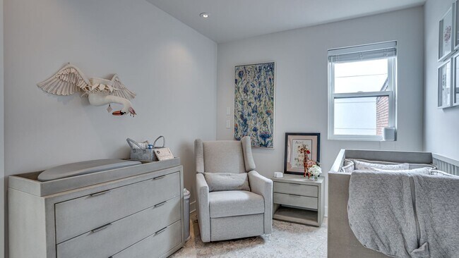 Building Photo - Luxurious Living in NW DC!