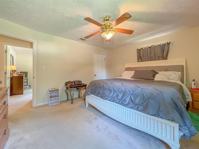 Building Photo - 1924 Harriet Dr