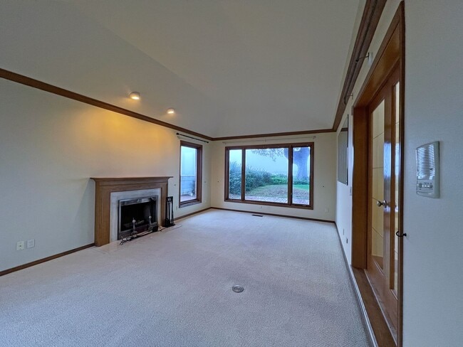 Building Photo - Gated Sound view home Des Moines area, 4 bed plus den 2.5 bath 3900 s/f, Available NOW!!!