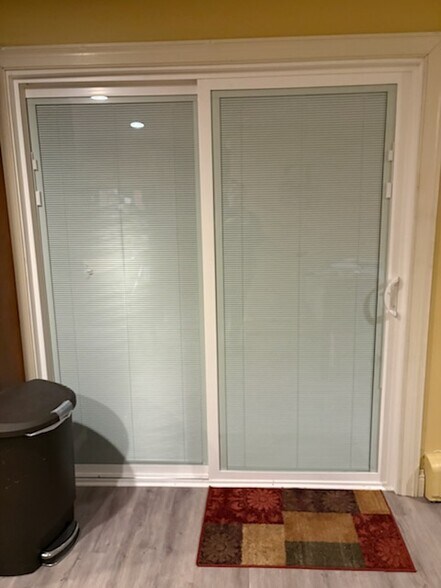 Building Photo - 672 Center St