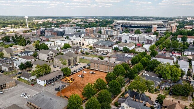 Building Photo - $1600 per bedroom - Five blocks from Bryant Denny Stadium - Available August 2026 – 5BR/5.5BA Lux...