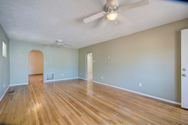 Building Photo - 306 Stanford Dr SE