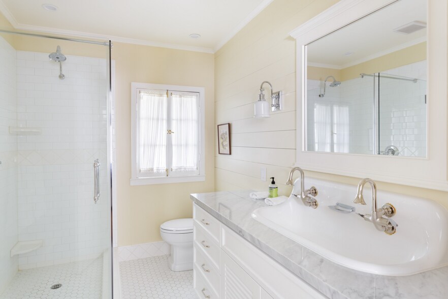 Master bath - 5108 Strohm Ave