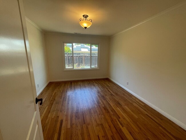 Building Photo - MENLO PARK - Well Maintained Home In Desir...