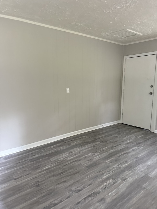 Building Photo - 100 Oak Ln