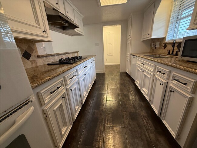 Building Photo - 2075 Little Cedar Dr