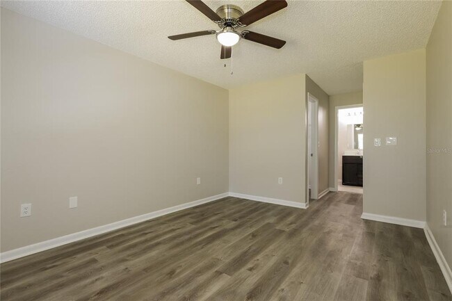 Building Photo - 5525 Southgrove Ct