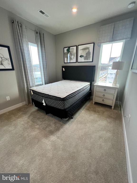 Building Photo - 5 Sidney Ln